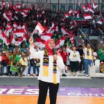 Gubernur Jawa Timur periode 2019-2024, Khofifah Indar Parawansa, saat menyapa masyarakat di GOR Basket Kertajaya, Surabaya.