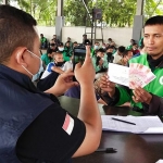 Proses pencairan Bantuan Program Jaring Pengaman Sosial (JPS) bagi driver online dari Pemerintah Provinsi Jawa Timur. foto: ist.