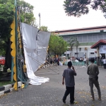 Tenda Safari Ramadan terbalik usai diterjang angin kencang di GOR Rangga Jaya Anoraga, Tuban, Jawa Timur, Jumat (8/4).