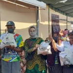 Plt. Ketua Partai Demokrat Surabaya, Lucy Kurniasari, sedang membagikan paket bantuan diduga dari BNPB dalam sebuah acara kampanye. foto: ist.