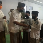 Jajaran SKPD menyantuni belasan anak yatim sebelum Salat Tarawih bersama. (foto: ist)