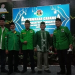 KH Mujahid Anshori (memakai baju batik) dan Ainul Yaqin (perwakilan DPP PPP) serta Petinggi DPC PPP Kabupaten Pasuruan saat foto bersama.