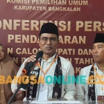 Mathur Husairi-Jayus Salam saat mendaftar sebagai pasangan calon bupati dan wakil bupati ke KPU Bangkalan di malam terakhir. Foto: AHMAD FAUZI/BANGSAONLINE