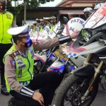 Kasalantas Polres Tuban, AKP Argo Budi Sarwono saat melakukan pengecekan kelengkapan personel di Halaman Mapolres Tuban, Jumat (23/10/2020). (foto: ist)