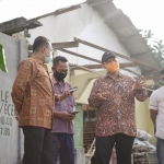 PEDULI: BHS saat mengunjungi korban puting beliung di Desa Segodobancang, Tarik, Sidoarjo, Selasa (16/2/2021). foto: istimewa