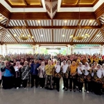 Para tenaga lini lapangan saat foto bersaman para narasumber.