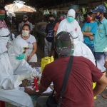 Suasana saat rapid test di salah satu pasar di Surabaya.