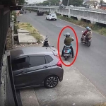 Tangkapan layar rekaman CCTV. Terlihat mobil korban saat dikeluarkan oleh pelaku dan pelaku lainnya saat berada di luar rumah saat aksi pencurian di Pondok Tjandra Sidoarjo.