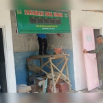 Satgas TMMD ke-106 Kodim 0818 Malang saat menggarap bangunan MCK.