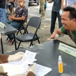 Pria yang kedapatan tak memakai masker saat menyodorkan uang Rp 2 Ribu kepada Hakim Pengadilan Negeri Blitar yang melakukan sidang di tempat.