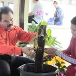 ?

Nampak bapak Drs.Bahrun,ST.MM, kepala Sekolah SMKN 1 Surabaya sedang menanam pohon anggrek dengan didampingi Dwiki, Ketua Panitia SPORA.foto:willi/pelajar SMKN 1 Surabaya