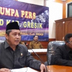 Wakil Ketua DPRD Gresik, Nur Qolib dan Sholehudin saat memberikan keterangan pers. foto: SYUHUD/ BANGSAONLINE