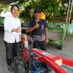 Achmad Amir Aslichin menyerahkan bantuan ke petani di Sidoarjo beberapa waktu lalu. Foto: Ist