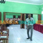 Para pelajar SMKN 1 Sooko, Mojokerto, saat memperhatikan pembekalan dari Bambang Sukaton dalam workshop pengembangan diri menuju dunia kerja. Foto: YUDI EKO PURNOMO/BANGSAONLINE