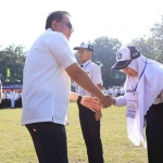 Pj Gubernur Jatim saat menyalami salah satu pelajar.