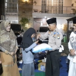 Anggota Satlantas Polres Jombang saat memberikan santunan pada yatim piatu di Yayasan Pranata Surya Mandiri, Desa Jatigedong. Foto: AAN AMRULLOH/ BANGSAONLINE