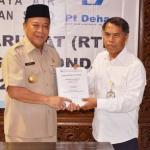 Bupati Fadeli menunjukkan draft MoU dengan BBWS yang telah ditandatangani.