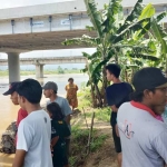 Warga yang penasaran mendatangi lokasi kejadian.