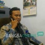 Kasi Kelembagaan Desa Pemkab Situbondo, Yogi Kripsian Syah saat ditemui di ruang kerjanya. foto: MURSIDI/ BANGSAONLINE