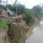 LONGSOR. Tanggul Sungai Bengawan Solo rawan terjadi longsor. Hal itu disebabkan naik turunnya air sungai. (Eky Nurhadi/BANGSAONLINE)