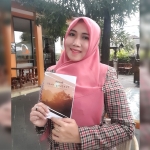 Lia Istifhama saat menunjukkan Novel Motivasi miliknya.