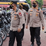 Kapolres Pasuruan, AKBP Erick Frendriz, saat mendampingi Dirbinmas Polda Jatim, Kombes Pol Asep Irpan Rosadi, saat melaksanakan apel dan tatap muka di Mapolres Pasuruan.