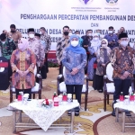 Menteri Desa PDTT Abdul Halim Iskandar, Gubernur Jatim Khofifah, dan Wakil Ketua DPRD Jatim Anik Maslachah hadir dalam acara Penghargaan Percepatan Pembangunan Desa tahun 2021 dari Kemendes PDTT di Gedung Negara Grahadi. foto: ist.