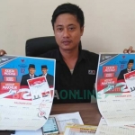 Ulil Abror Al Mahmud, Komisioner Bawaslu Divisi Penindakan dan Pelanggaran, menunjukkan sejumlah kalender yang disita.