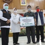 Gubernur Jatim Hj. Khofifah Indar Parawansa dan Bupati Kediri Hj. Haryanti Sutrisno saat menyerahkan bantuan. (foto: Kominfo).