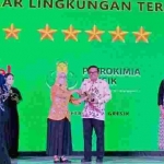 Dirut Petrokimia Gresik, Dwi Satriyo Annurogo saat menerima penghargaan TJSL & CSR Award 2022. foto: ist.
