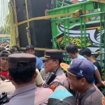 Petugas dari Polsek Plosoklaten saat mengamankan truk yang membawa seperangkat sound system berukuran besar. Foto: Ist