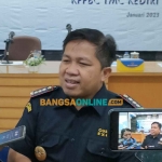 Kepala KPPBC Tipe Madya Cukai Kediri, Sunaryo, saat memberi keterangan kepada awak media. Foto: MUJI HARJITA/BANGSAONLINE