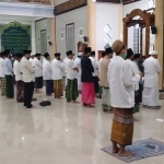 Para kiai saat salat malam 12 rakaat, enam kali salam plus salat witir tiga rakaat, dua kali salam di Masjid Raya KH Abdul Chalim Pondok Pesantren Amanatul Ummah Pacet Mojokerto Jawa Timur, Kamis (25/6/2020) malam. foto: MMA/ bangsaonline.com 