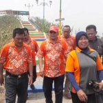 Plt. Sekdakot Gentur Prihantono di atas bukit sampah Teletubbies memantau proses penguraian sampah di TPA Randegan.