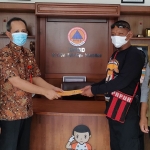 Koordinator APTK Tubagus Fitrajaya saat menyerahkan surat pengaduan kepada Kepala Pelaksana BPBD Kabupaten Kediri Slamet Turmudi, didampingi oleh Ketua FPRB Kabupaten Kediri Ari Purnomo Adi (kanan) dan Kabid Pencegahan Bencana BPBD Kabupaten Kediri Saifuddin Zuhri (kiri). foto: MUJI HARJITA/ BANGSAONLINE