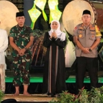 Gubernur Jawa Timur Khofifah Indar Parawansa bersama Wagub Emil Elestianto Dardak, Kapolda Irjen Pol Luki Hermawan, dan Pangdam V/Brawijaya Mayjen TNI R Wisnoe Prasetija Boedi, Kaskoarmada II Laksma TNI Ahmadi Heri Purwono, serta Ketua MUI Jatim KH Abdussamad usai melakukan pemukulan bedug bersama.