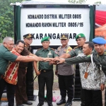 Komandan Korem (Danrem) 081/Dsj, Kolonel Inf. Deni Rejeki bersama Dandim Ngawi berserta jajaran saat melakukan peresmian kantor Koramil Karanganyar, Kamis (22/12/2022).