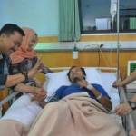 BERI SEMANGAT: Menpora Imam Nahrawi saat menjenguk Kurnia Sandy di Paviliun RSUD Sidoarjo, Minggu (25/10). foto kemenpora.go.id