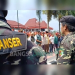 Massa yang tergabung dalam Forum Ormas Islam Blitar Raya menggelar aksi unjuk rasa di depan kantor Pemkot Blitar. foto: akina nur alana/ bangsaonline