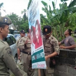 APK yang tidak sesuai aturan dicopot Satpol PP Kota Blitar. foto: Akina Nur Alana/ bangsaonline.com 