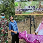 Dari kiri: Koordinator ARPL Kediri, dr Ari Purnomo Adi; Wakil Koramil Ngancar; Pimpinan Yayasan Wahyu Alam, Yuwono; Camat Ngancar, Elok Etika; dan ADM Perhutani KPH Kediri, Rukman Supriatna. Foto: MUJI HARJITA/ BANGSAONLINE