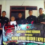 Komandan Yonif Para Raider 503/Mayangkara, Letkol (Inf) Roliyanto, bersama komunitasnya saat memberi bantuan untuk warga terdampak pandemi Covid-19.