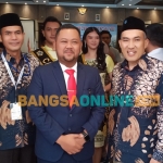 Bupati Gresik, Fandi Akhmad Yani (kiri) bersama Ketua Gapensi Gresik Khoirul Aman Makhrudy. Foto: SYUHUD/ BANGSAONLINE