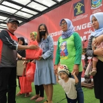 Kakanwil Kemenkumham Jatim, Imam Jauhari saat memberikan bingkisan kepada para peserta dalam kegiatan pelayanan publik dan bakti sosial (baksos) pengentasan Stunting di Banyuwangi, Senin (24/7/2023).