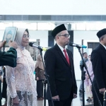 Rektor ITS Ir Bambang Pramujati saat melantik empat wakil rektor periode 2024-2029.