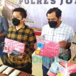 Kasatnarkoba Polres Jombang AKP Muhammad Riza Rahmanriza (berkacamata) saat memimpin rilis pers.