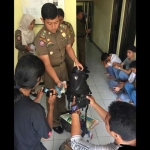 Para pelajar MTs, dan SMA/MAN yang terjaring petugas Pol PP. foto: YUDI EP/ BANGSAONLINE