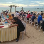 Rombongan wartawan dan karyawan HARIAN BANGSA dan BANGSAONLINE.com saat menikmati sun set dan makan ikan bakar di pantai Jimbaran Bali. Foto: MMA/BANGSAONLINE.com