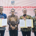 Pj Gubernur Jatim saat menyaksikan penandatanganan MoU antara Bank Jatim dengan PT Berkah Kawasan Manyar Sejahtera.