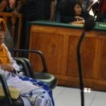 Nenak Asyani di kursi pesakitan saat menjalani sidang putusan di PN Situbondo.foto: hadi prayitno/BANGSAONLINE